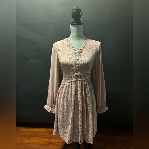 Topshop Dresses & Skirts - Topshop Blush Lace Long Sleeve Dress